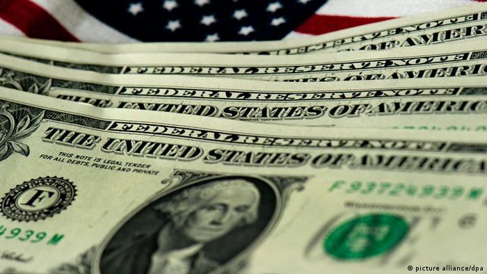 Dollars on a US flag
Photo: Arno Burgi dpa/lsn
