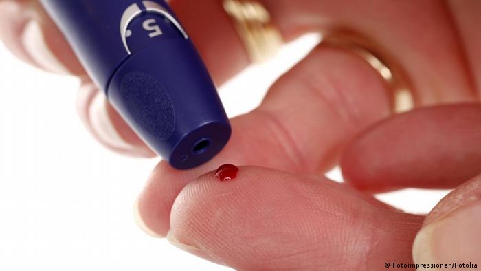 Thema Diabetes Blutzuckermessung und Insulin. Hier ist ein Blutzuckermessgerät an einer Hand zu sehen, aus dem Finger tropft Blut. #12341080Erstellung:	13.03.2012 © Fotoimpressionen - Fotolia.com