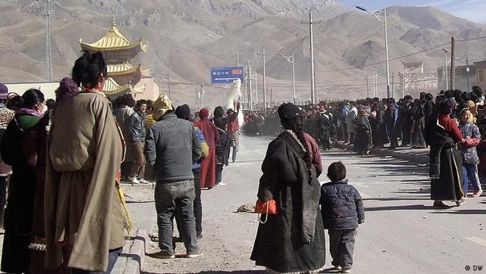 Etwa 5000 Tibeter forderten die Pejinger Regierung bei einer Kundgebung Freiheit für Tibet auf.  Ort:  Nangqian in der Provinz Qinghai  Datum:  08. Feb. 2012  Fotograf: Rinzin Wangmu 