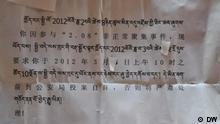öffentliche Bekanntgabe der Provinzregierung an die Mönche, sich bei der Polizei zu stellen.  Ort  Karma Tempel in Tibet  Datum am 29. Okt. 2011  Fotograf  Rinzin Wangmu