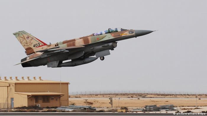 An F-16I fighter plane takes off at Ramon Air Base in Negev, southern Israel, November 19, 2008. Israel on Wednesday displayed air power it could use to attack Iran's suspected nuclear weapons during an exhibition for journalists. Photo: Yin Bogu Xinhua /Landov +++(c) dpa - Report+++
