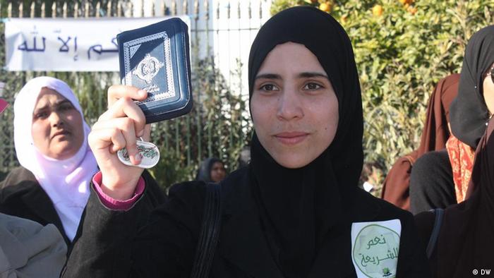 Islamist girl demonstrates in Tunis claiming Sharia application