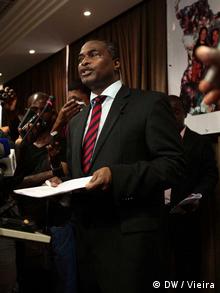 Abel Chivukuvuku quer derrotar o atual presidente angolano, José Eduardo dos Santos, nas próximas presidenciais