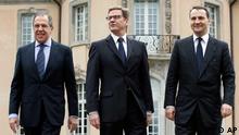 The Foreign Ministers of Germany Guido Westerwelle, center, of Poland Radoslaw Sikorski, right, and Russia's Sergey Lavrov, left, pose in front of the guest house Villa Borsig of the German Foreign Ministry in Berlin, Germany, Wednesday, March 21, 2012. (Foto:Michael Sohn/AP/dapd)
