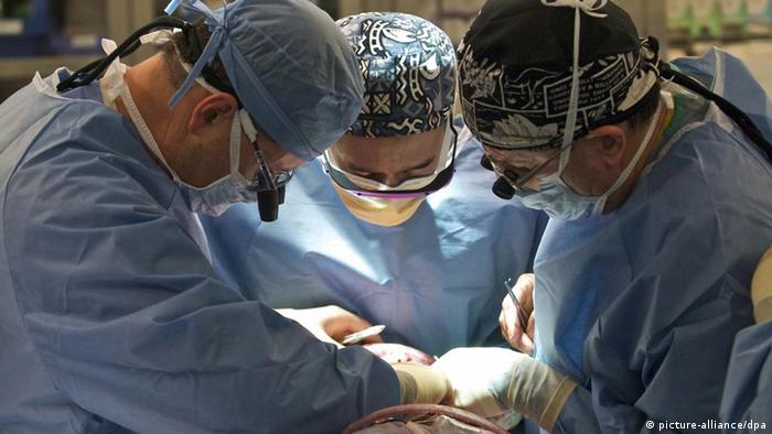 Operationssaal , Gesichtstransplantation , Transplantation , Medizin , Ärzte , Mundschutz , Kopfbedeckung , operieren , Gesundheit , Forschung