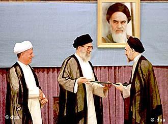 اکبر هاشمی رفسنجانی و محمد خاتمی، روسای جمهور پیشین ایران و علی خامنه‌ای، رهبر جمهوری اسلامی