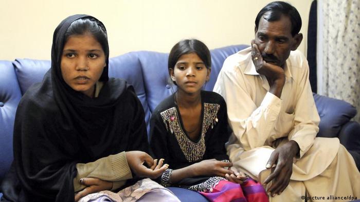 Family members of Asia Bibi, a Pakistani Christian minority women, who was sentenced to death by a local court for blasphemy 
(Photo: EPA/T. MUGHAL)