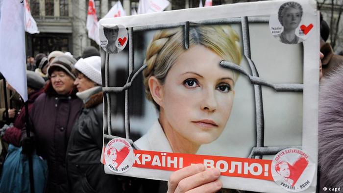 Supporters of former Ukrainian Prime Minister Yulia Tymoshenko take part in a rally in Kiev, Ukraine, Wednesday, March 28, 2012. Tymoshenko was sentenced to 7 years in prison in October on charges of abuse of office condemned as politically motivated by the West. The banner reads: 'Freedom for Ukraine' . (Foto:Sergei Chuzavkov/AP/dapd)