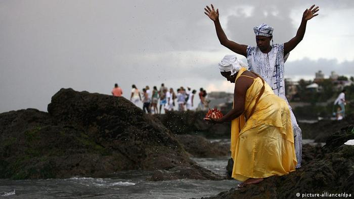 Devotos do candomblé homenageiam a deusa Iemanjá na praia da Paciência, em Salvador