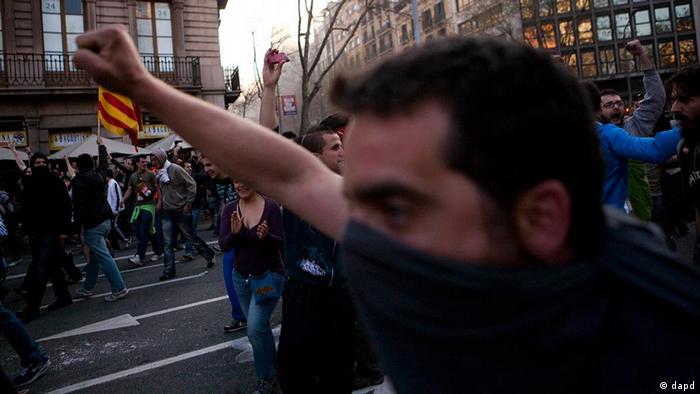 Demonstrators shout slogans during clashes with police in a general strike in Barcelona, Spain Thursday, March 29, 2012. Spanish workers enraged by austerity-driven labor reforms to prevent the nation from becoming Europe's next bailout victim slowed down the country's economy in a general strike Thursday, closing factories and clashing with police as the new-center right government tried to convince investors the nation isn't headed for a financial meltdown. (Foto:Emilio Morenatti/AP/dapd)
