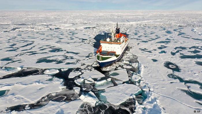 Ship breaking through sea ice.
Photo: Alfred Wegener Institute