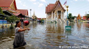 El nivel del agua sube en las calles de Bangkok.