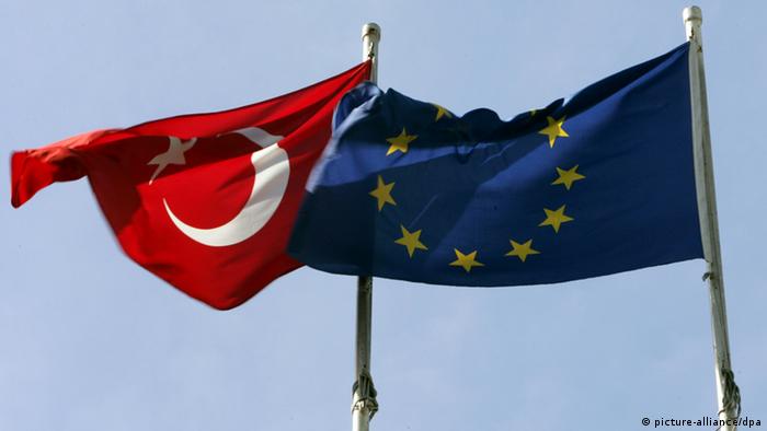 Turkish and European flags
Photo: Matthias Schrader dpa +++(c) dpa - Bildfunk+++
