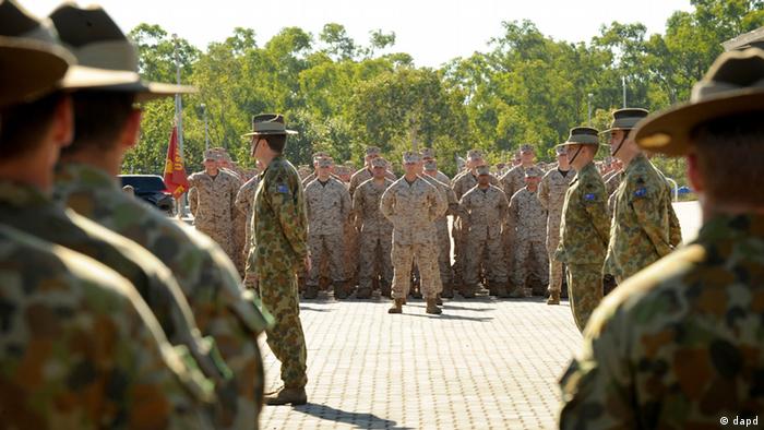 In this photo released by the Australian Department of Defense, U.S. Marine Corps personnel stand at attention with the 5th Battalion Royal Australian Regiment during an official welcome ceremony at Robertson Barracks, in Darwin, Australia, Wednesday, April 4, 2012. The first detachment of 200 U.S. Marines has arrived in northern Australia, where a permanent joint training hub is taking shape as part of a U.S. shift of military strength in the Asia-Pacific region. (Foto:Australian Department of Defense,Chris Dickson/AP/dapd) NO SALES, EDITORIAL USE ONLY.