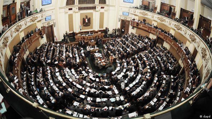 A general view of the Egyptian parliament during a working session in Cairo, Egypt, Sunday, March 11, 2012. Egypt's parliament has called for a vote on stopping U.S. aid. Sunday's move by the People's Assembly was sparked by the March 1 departure of six Americans defendants in a case of 43 employees of nonprofit groups accused of using illegal foreign funds to foment unrest in Egypt. (Foto:Mohammed Asad/AP/dapd).