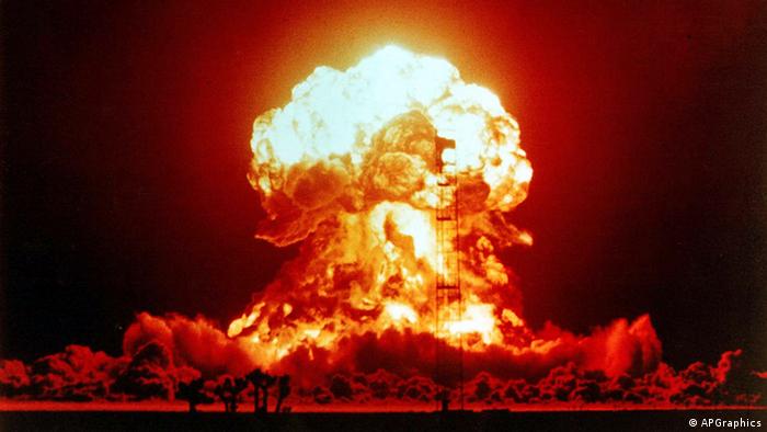 USA Atombombe Sprengung in der Wüste von Nevada Atompilz