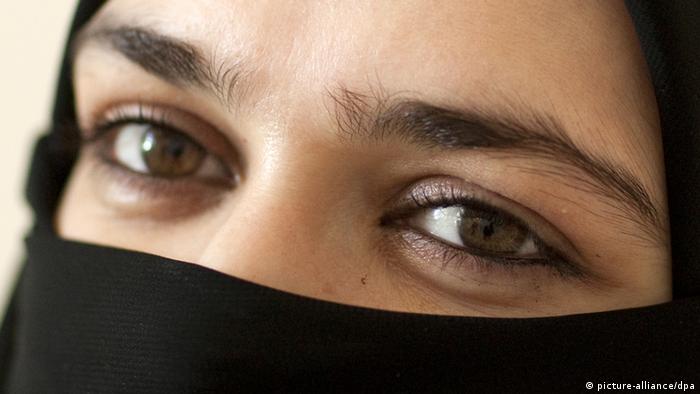 ARCHIV - Eine schwarz verschleierte junge Frau, aufgenommen am 09.01.2010 im saudi-arabischen Riad. Saudi-Arabien gehört zu den Staaten, in denen die Frauen dem Mann offiziell untergeordnet sind. Saudische Frauen haben auch im Alter von 60 Jahren noch einen männlichen Vormund. Sie werden im Scheidungsrecht benachteiligt, dürfen nicht Autofahren und sind in dem islamischen Königreich zu vielen Berufen nicht zugelassen. Daran ändert auch der jüngste Erlass von König Abdullah nichts, der den Frauen das Recht gibt, sich an den Kommunalwahlen zu beteiligen und als Mitglieder des Schura-Rates ernannt zu werden. Foto: Arno Burgi (zu Korr.-Bericht "Alter König wagt Reformen - Wahlrecht für Frauen" am 26.09.2011) +++(c) dpa - Bildfunk+++ 