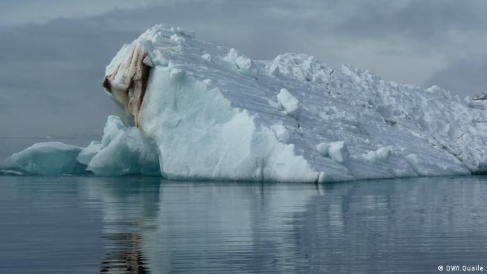 Juni 2010.
Eisberg im Kongsfjord, Spitzbergen - eine Gefahr für Schiffe in arktischen Gewässern.