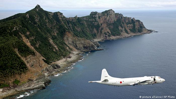FILE - In this Thursday, Oct. 13, 2011 file photo, Japan Maritime Self-Defense Force's P-3C Orion surveillance plane flies over the disputed islands in the East China Sea, called the Senkaku in Japan and Diaoyu in China. Tokyo's outspoken governor says the city has decided to buy a group of disputed islands to bolster Japanese claims to the territory, a move that could elevate tensions with China. (Foto:Kyodo News, File/AP/dapd) JAPAN OUT, MANDATORY CREDIT, NO LICENSING IN JAPAN, CHINA, HONG KONG, SOUTH KOREA AND FRANCE