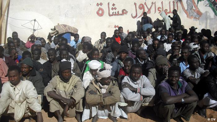 Photo title Scrap Hundreds of Africans of different nationalities from Chad, Sudan, Niger, Mali, Eritrea, Somalia and walk to the infidels at 250 to 300 people a day 
Place and, Date : Kufra – Libya 9-3 -2012 
Copy Right/Photographer: Esam Mohamed ezzobair
zugeliefert von: Abderrahmane Ammar 
