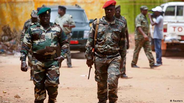 Militares nas ruas de Bissau logo após o golpe de Estado bem sucedido de 12.04.2012
