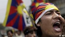 A Tibetan in exile shouts slogans during a march to mark the unsuccessful revolt against China in 1959, in Gauhati, India, Saturday, March 10, 2012. The head of Tibet's government in exile has blamed China Saturday for a recent wave of self-immolations by Tibetans, saying they have been denied the right to hold conventional protests. (Foto:Anupam Nath/AP/dapd)
