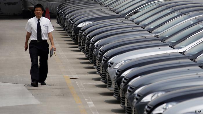 A man walks past brand new cars at a car dealer in Shanghai, China, Wednesday June 8, 2011. Foreign automakers are seeing mixed sales trends in China as the world's biggest market for new vehicles cools after years of torrid growth. (ddp images/AP Photo/Eugene Hoshiko) 