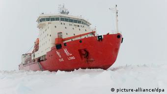China's ice breaker Xuelong or Snow Dragon is blocked by thick ice around the Antarctica during her 25th expedition to Antarctica, on November 24, 2008. An ice detection team was formed on Tuesday to search for new routes due to the thick and condensed ice that stopped the ice breaker. Photo: Xinhua/Photoshot +++(c) dpa - Report+++ 