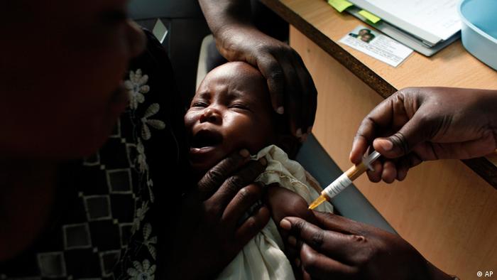Ein Baby wird geimpft (Foto: ddp images/AP/Karel Prinsloo)