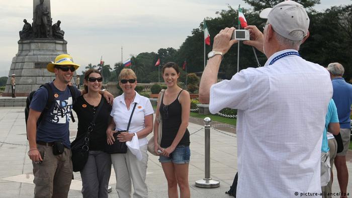 Foreign tourists visit Luneta Park in Manila, Philippines 15 November 2010. According to figures from the government's Bureau of Immigration, tourist arrivals in the Philippines grew by 17 per cent for the first 10 months of 2010 compared to the same period last year despite recent travel advisories issued by six foreign countries due to possible terror attacks. A total of 2,562,505 foreigners had visited the Philippines as of 08 November 2010, which was higher compared to 2,190,114 who arrived in 2009. EPA/ROLEX DELA PENA
