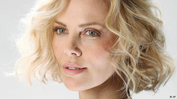 FILE - In this Dec. 9, 2011 file photo, actress Charlize Theron poses for a portrait in New York. Theron's publicist told The Associated Press, Wednesday, March 14, 2012, that the actress is the mother of an adopted healthy baby boy named Jackson. No other details were provided. (Foto:Carlo Allegri, file/AP/dapd).
