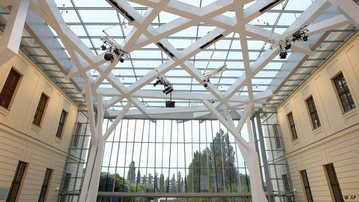 A view of the new glass roof of the Jewish museum in Berlin by architect Daniel Libeskind (Photo: ddp images/AP Photo/Franka Bruns) 