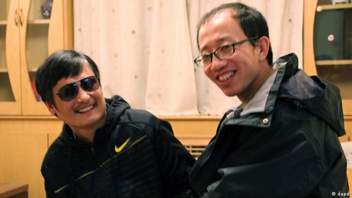 In this photo taken in late April, 2012, and provided by Hu Jia, blind Chinese legal activist Chen Guangcheng, left, meets with Hu at an undisclosed location. Chen, an inspirational figure in China's rights movement, slipped away from his well-guarded rural village on Sunday night, April 22, 2012, and made it to a secret location in Beijing on Friday, April 27, setting off a frantic police search for him and those who helped him, activists said. (Foto:Courtesy of Hu Jia/AP/dapd)