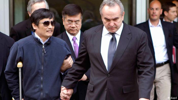 In this photo released by the US Embassy Beijing Press Office, blind lawyer Chen Guangcheng, left, is helped by U.S. Assistant Secretary of State for East Asia and Pacific Affairs Kurt Campbell, right, and U.S. Ambassador to China Gary Locke as they leave the U.S. Embassy for a hospital in Beijing Wednesday May 2, 2012. (Foto:US Embassy Beijing Press Office, HO/AP/dapd)