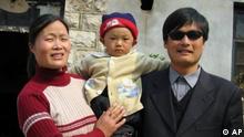This undated photo provided by the China Aid Association shows blind Chinese legal activist Chen Guangchen, right, with his son, Chen Kerui, with his wife Yuan Weijing, left, in Shandong province, China. Chen, a well-known dissident who angered authorities in rural China by exposing forced abortions, made a surprise escape from house arrest on April 22, 2012, into what activists say is the protection of U.S. diplomats in Beijing, posing a delicate diplomatic crisis for both governments. (Foto:www.ChinaAid.org/AP/dapd).