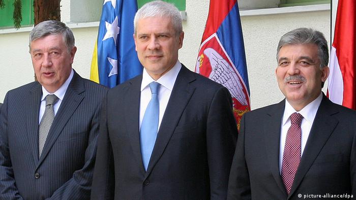 epa02703224 A handout photograph released by the Serbian Presidency showing Serbian President Boris Tadic (C) and Turkey's President Abdullah Gul (R) pose for a group photo together with Nebojsa Radmanovic (L) President of the Presidency of Bosnia, during a meeting of the presidents of Bosnia, Turkey and Serbia in Karadjordjevo, 110 km northwest of the capital Belgrade, Serbia 26 April 2011. Turkey's President Abdullah Gull, Serbia's Boris Tadic and three members of Bosnia's Presidency meet at Karadjordjevo state residency to discuss Bosnian political deadlock and simmering tensions in the region. Turkey has taken an active role in the Balkans, especially in protecting Bosnian Muslim interests. EPA/SERBIAN PRESIDENCY / HANDOUT EDITORIAL USE ONLY/NO SALES +++(c) dpa - Bildfunk+++

Schlagworte  Diplomatie
