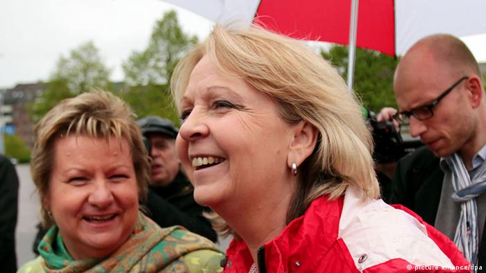 Kraft y  Sylvia Löhrmann, líder  de Los Verdes, socios de coalición con el SPD.