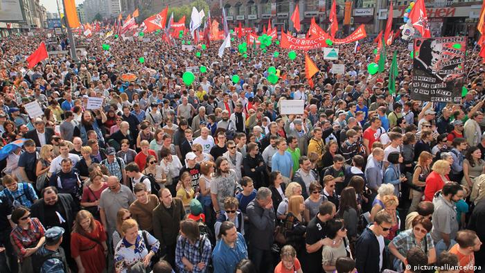  Thousands of opposition supporters take part in so-called 'million people march' against upcoming inauguration of Vladimir Putin in Moscow, Russia, 06 May 2012. (Photo: EPA)