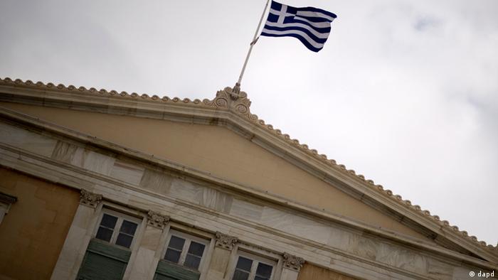 Die Flagge Griechenlands weht am Samstag (12.11.11) in Athen auf dem Dach des Parlamentsgebaeudes. Hessens Ministerpraesident Volker Bouffier (CDU) hat sich dagegen ausgesprochen, Griechenlands Mitgliedschaft in der Euro-Zone mit allen moeglichen Mitteln sicherzustellen. Der Tageszeitung "Die Welt" (Samstagausgabe vom 12.11.11) sagte der stellvertretende CDU-Vorsitzende: "Ein Ausschluss Griechenlands ist nicht moeglich. Wenn die Griechen allerdings von sich aus aussteigen wollen, ist das etwas anderes. Ich wuerde sie nicht aufhalten."
Foto: Axel Schmidt/dapd
