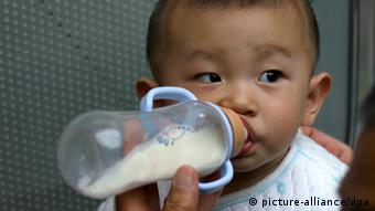 An 11-year-old Chinese baby suffering from ureteral stones caused by contaminated milk powder is fed with milk at the No.1 Hostpial of the Peoples Liberation Army (PLA) in Lanzhou city, northwest Chinas Gansu province, 17 September 2008. China said on Wednesday (September 17) that a third infant had died after drinking contaminated milk and the number sick had leapt to many thousands, while an official said the health threat was concealed for at least a month. The number of children ill after drinking powdered milk laced with the compound melamine had risen nearly five-fold to 6,244, and those with acute kidney failure had reached 158, Health Minister Chen Zhu told a news conference. A government probe announced on Tuesday showed a fifth of 109 dairy producers checked made batches of products adulterated with melamine, which is banned from use in foods. +++(c) dpa - Report+++<br />  
