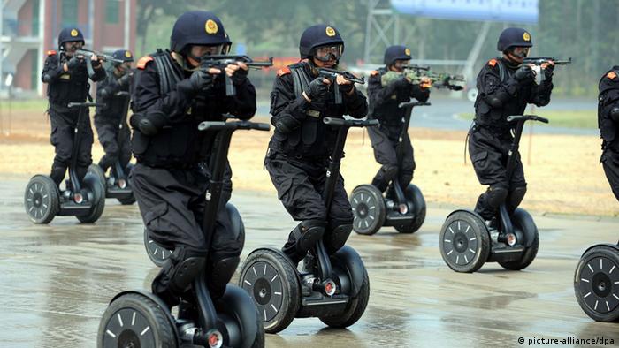 Members of China's armed police demonstrate a rapid deployment during an anti-terrorist drill held in Jinan, capital of east China's Shandong Province July 2, 2008, roughly one month ahead of the Beijing Olympics. Ref: B950_115983_0001 Date: 02.07.2008COMPULSORY CREDIT: Xinhua/Photoshot +++(c) dpa - Report+++