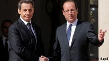 French President Francois Hollande shakes hands with outgoing President Nicolas Sarkozy 