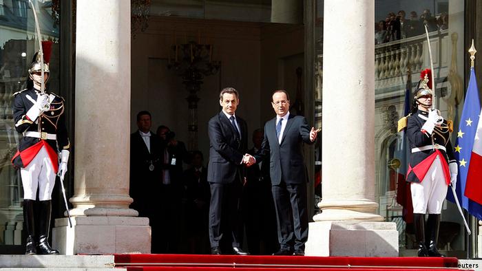 France's outgoing President Nicolas Sarkozy (L) shakes hands with newly-elected President Francois Hollande on the steps of the Elysee Palace at the handover ceremony in Paris May 15, 2012.  REUTERS/Jacky Naegelen   (FRANCE - Tags: POLITICS)