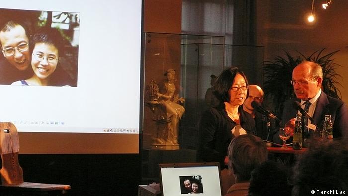 Frau Tienchi Martin-Liao, Präsidentin des unabhängigen chinesischen Pen-Zentrum hat am 11.05.2012 vom Pen-Zentrum Deutschland die Goldene Taube erhält. Sie hat uns zwei Bilder zur Verfügung gestellt. Könnten Sie die Bilder ins CMS stellen? Vielen Dank!