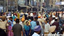 Popolo indiano camminare su una strada affollata nella città settentrionale indiana di Amritsar, ottobre 2011