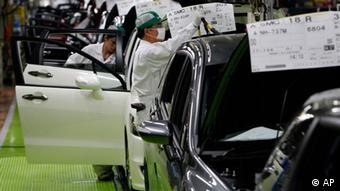 Workers give the final checkup on the cars of Honda Accord Tourer (Photo: ddp images/AP Photo/Shizuo Kambayashi)

