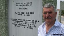 Ahmet Sorgut Šahović pored spomenika Aliji Izetbegoviću