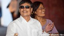 epa03226624 Chen Guangcheng, blind Chinese human rights activist and his wife Yuan Weijing smile as they arrive at a New York University housing, in New York, USA, 19 May 2012. Chen left China for the United States with his wife Yuan Weijing, their two children, his son Chen Kerui and daughter Chen Kesi. Blind activist Chen Guangcheng of China and his family arrived at the Newark, New Jersey, international airport after anxious weeks about his fate if he stayed in his home country. The United-Continental Airlines aircraft left China early 19 May for the United States after Chinese officials surprised Chen's supporters with permission to leave his homeland. EPA/RAMIN TALAIE +++(c) dpa - Bildfunk+++
