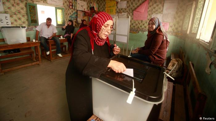 An Egyptian woman casts her vote inside a polling station in Cairo May 23, 2012. Egyptians vote on Wednesday for the first time to pick their president in a wide open election that pits Islamists against men who served under deposed leader Hosni Mubarak . REUTERS/Suhaib Salem (EGYPT - Tags: POLITICS ELECTIONS)