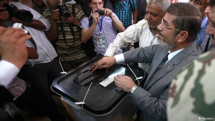 Islamic presidential candidate Mohamed Mursi casting his vote